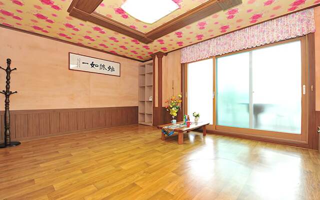 Yeongju Pusoksa Maple Road Pension