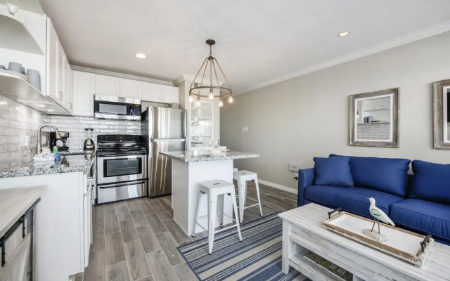 Seascape 1304 Studio Bedroom Condo by RedAwning