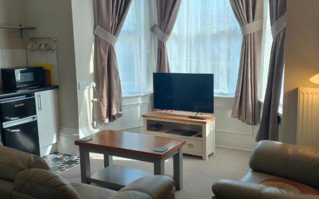 Fishtail House - Stylish Apartments minutes from the sea