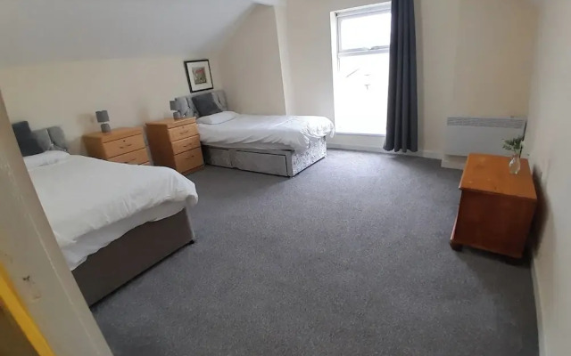 Blackpool - 2-beds - Sleeps 5 - Pet Friendly