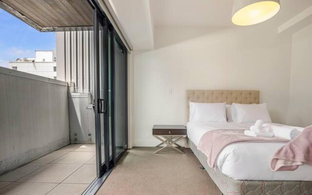 Bright & Modern Auckland Cbd Apartment