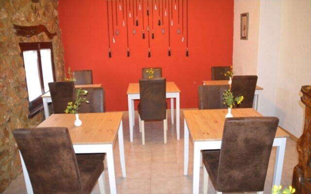 El Almendro y la Montaña