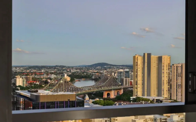 Fortitude Valley 3-bed, Top Floor + Bridge View