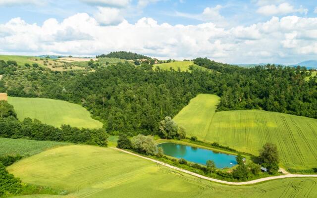 Farmhouse in Perugia with Hot Tub, Swimming Pool, Garden, BBQ