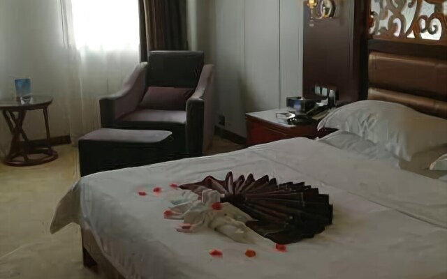 Yuebanwan Hotel (Fat Donglai at Xuchang Railway Station)