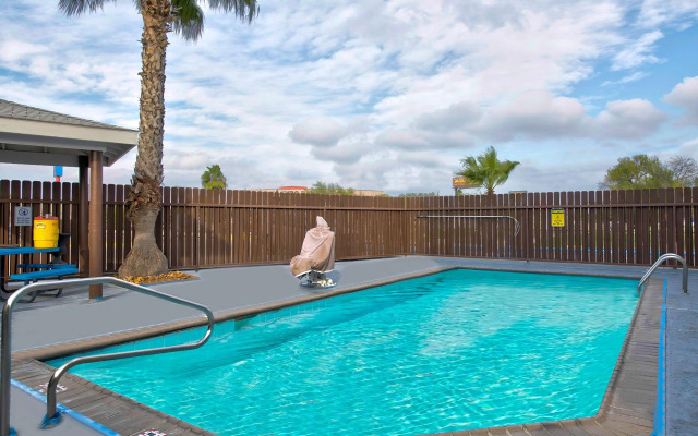 Motel 6 Eagle Pass, TX - Lakeside