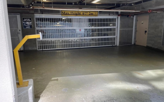 1BD+Den condo, with free parking in Downtown!