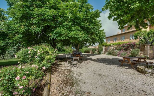 Secluded Holiday Home in Rustrel With Swimming Pool