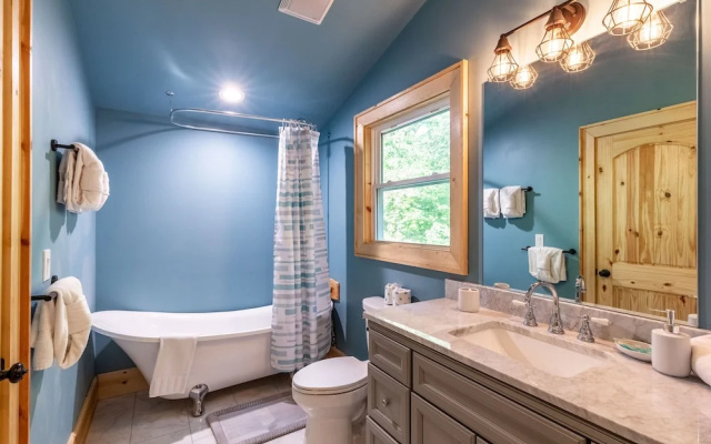 Stunning 2BR Cabin with Mountain Views