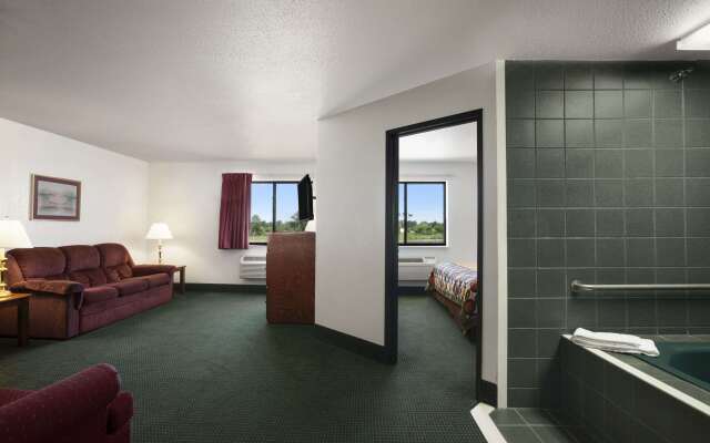 Super 8 by Wyndham Bowling Green