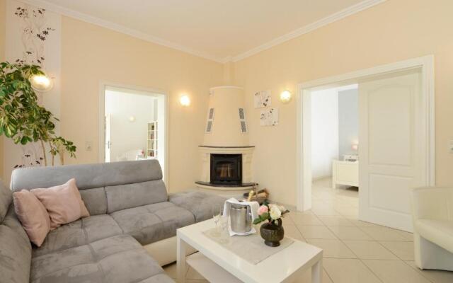 Ferienhaus Fur 8 Personen Mit Kamin & Terrasse