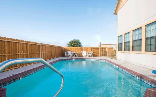 Howard Johnson by Wyndham San Marcos