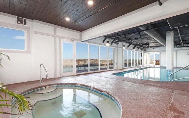 2br/2ba Sleeps 8, Beachfront w/ Pool