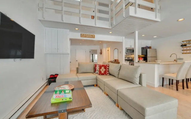 Walk to Ski Lift: Family-friendly Windham Townhome