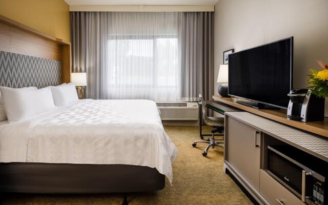 Holiday Inn Long Island-Islip Arpt East by IHG