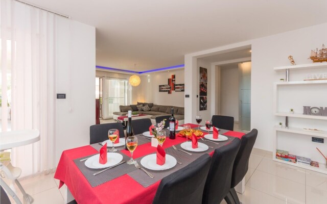 Beautiful Home in Zaton With Wifi and 6 Bedrooms