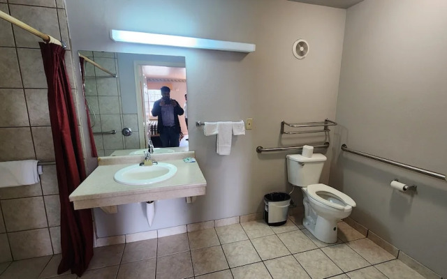 Benbrook Inn & Suites