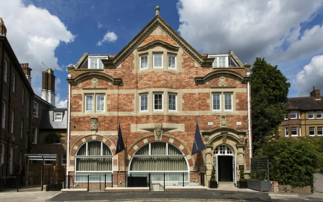 One Warwick Park Hotel