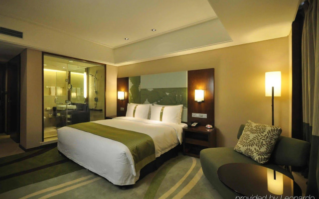 Holiday Inn Qingdao City Centre by IHG