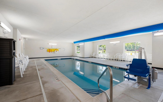 Cobblestone Hotel & Suites - Urbana