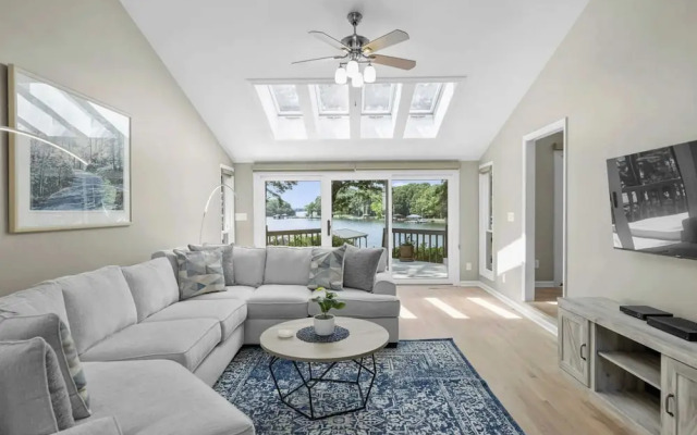 Happy Place by Avantstay Firepit, Ranch-style