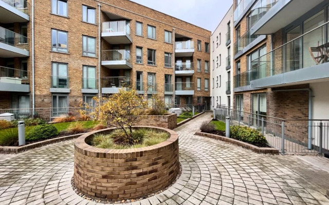 The Limehouse Cut Place - Spacious 2bdr Flat With Balcony