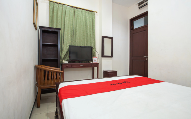 RedDoorz @ Raya Ngagel 2