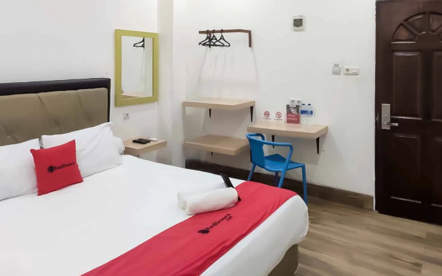 RedDoorz Plus @ Jalan Veteran Palembang