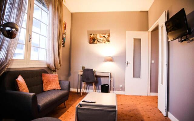 Aux Portes du Château