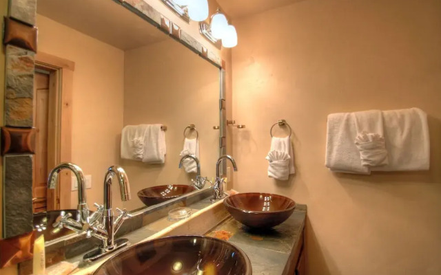 127 Ridgepoint 3 Bedroom Townhouse by RedAwning