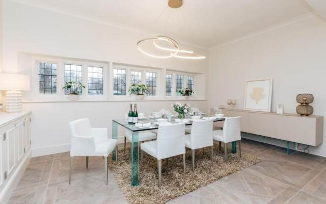 Wisteria House - Sleeps 11
