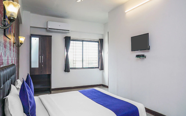 OYO Flagship 24491 Kharadi