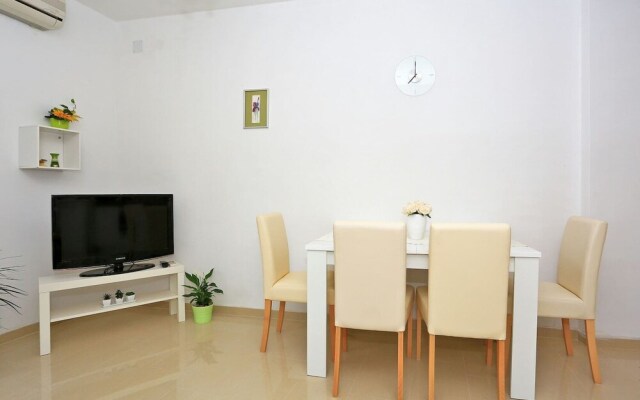 Spacious Apartment By The Beach