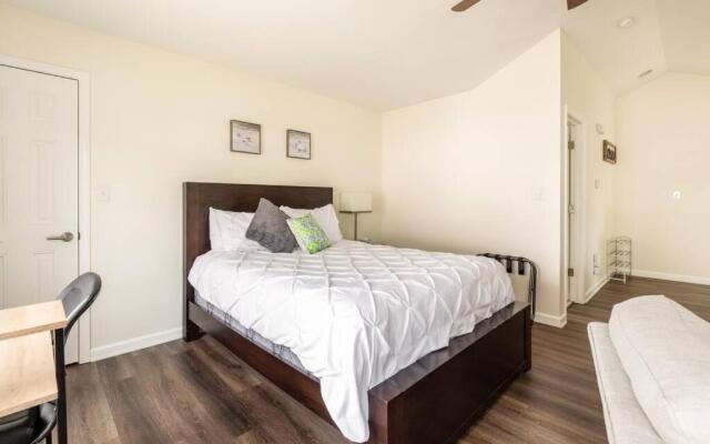 *Cozy Studio Carriage House- Minutes from Downtown