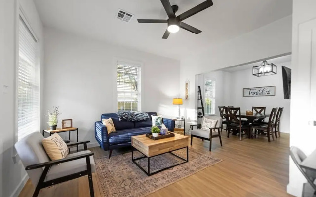 New Charming 2-bedroom Home Minutes to Downtown