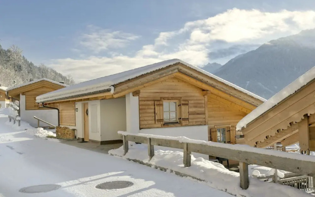 Cozy Chalet with Sauna near Königsleiten
