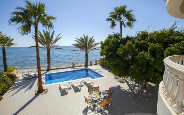 Sunset Beachfront Villa Meneou