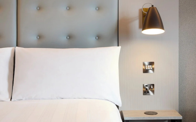 Premier Inn Bristol Parkway - M32