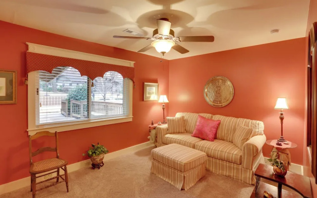 Beautiful Central Fayetteville Townhome w/ Views!