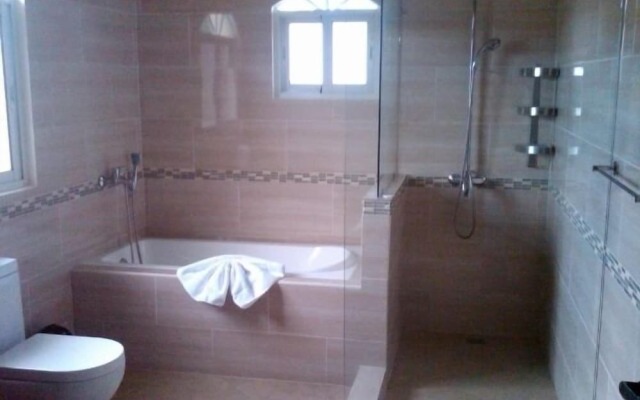 Touch of elegance! 6 Bedroom near the beach