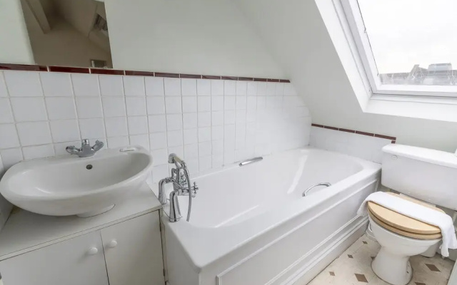 JOIVY Charming 3 bed house with a rooftop terrace
