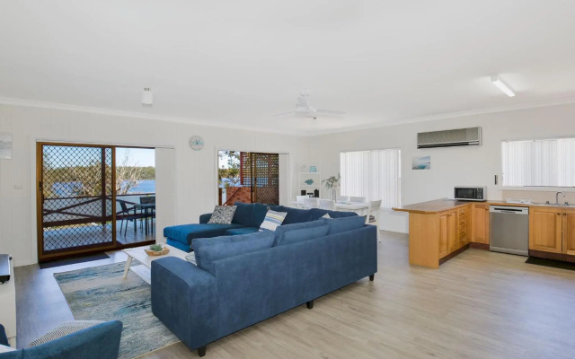 Bayview - Absolute Waterfront with Jetty - 5 Mins to Hyams Beach – Guest Rooms – St. Georges Basin