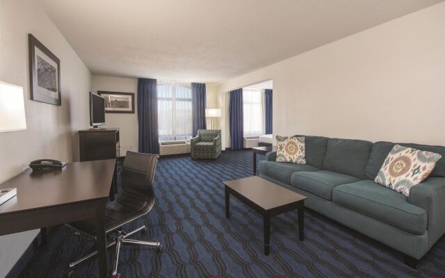 La Quinta Inn & Suites St. Louis Airport - Riverport