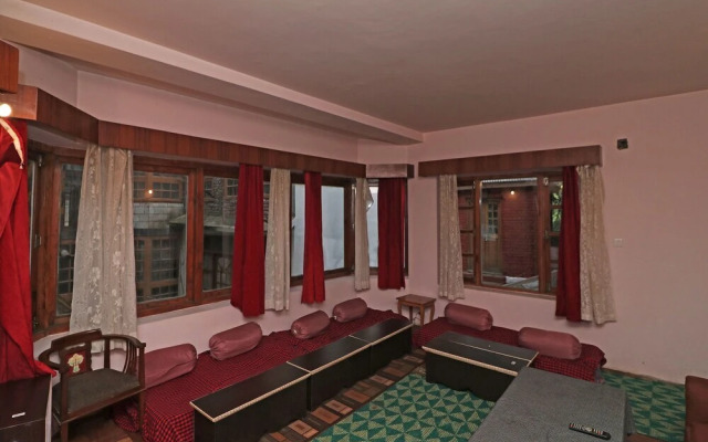 OYO 13724 Home Cosy Stay Near Mall Road