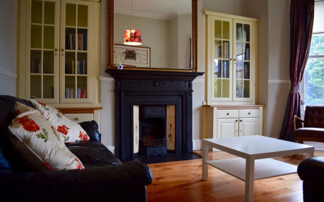 3 Bedroom Cottage Near Botanical Gardens