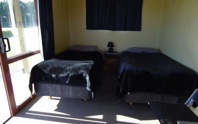 Glenavys Waitaki River Motor Camp - Caravan Park