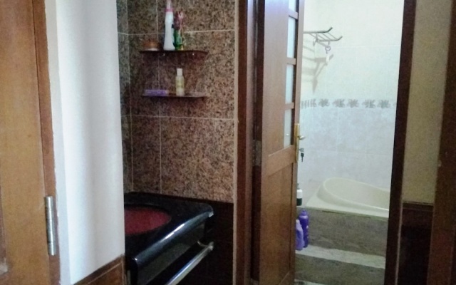 A Very Nice Cozy Family Home With 2 Floors, Fully Furnished. – Bathroom – Banjar