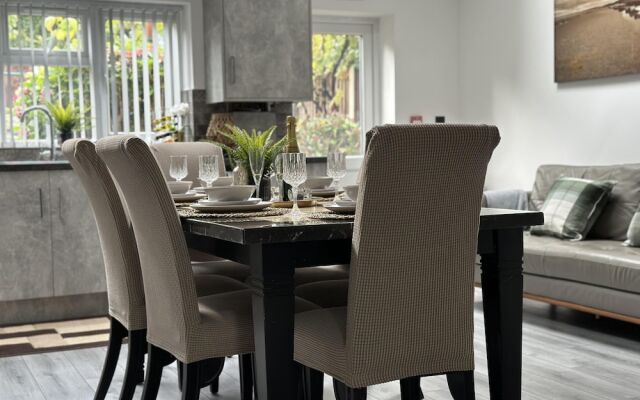 Stunning 4-bed House in Birmingham