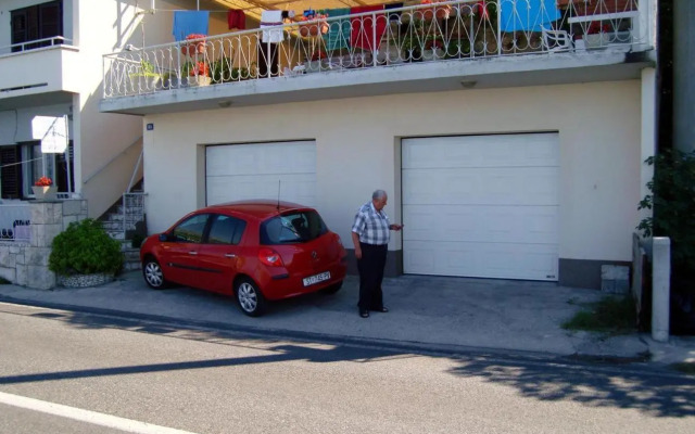 Apartments by the sea Mali Rat (Omis) - 2811