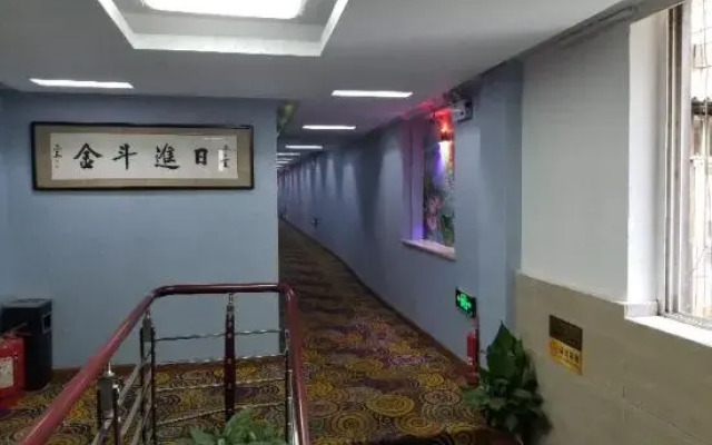 6 Plus 1 Fashion Hotel